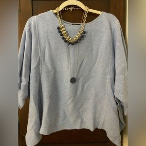 Awesome light slightly cropped sweater. Hanger hooks.